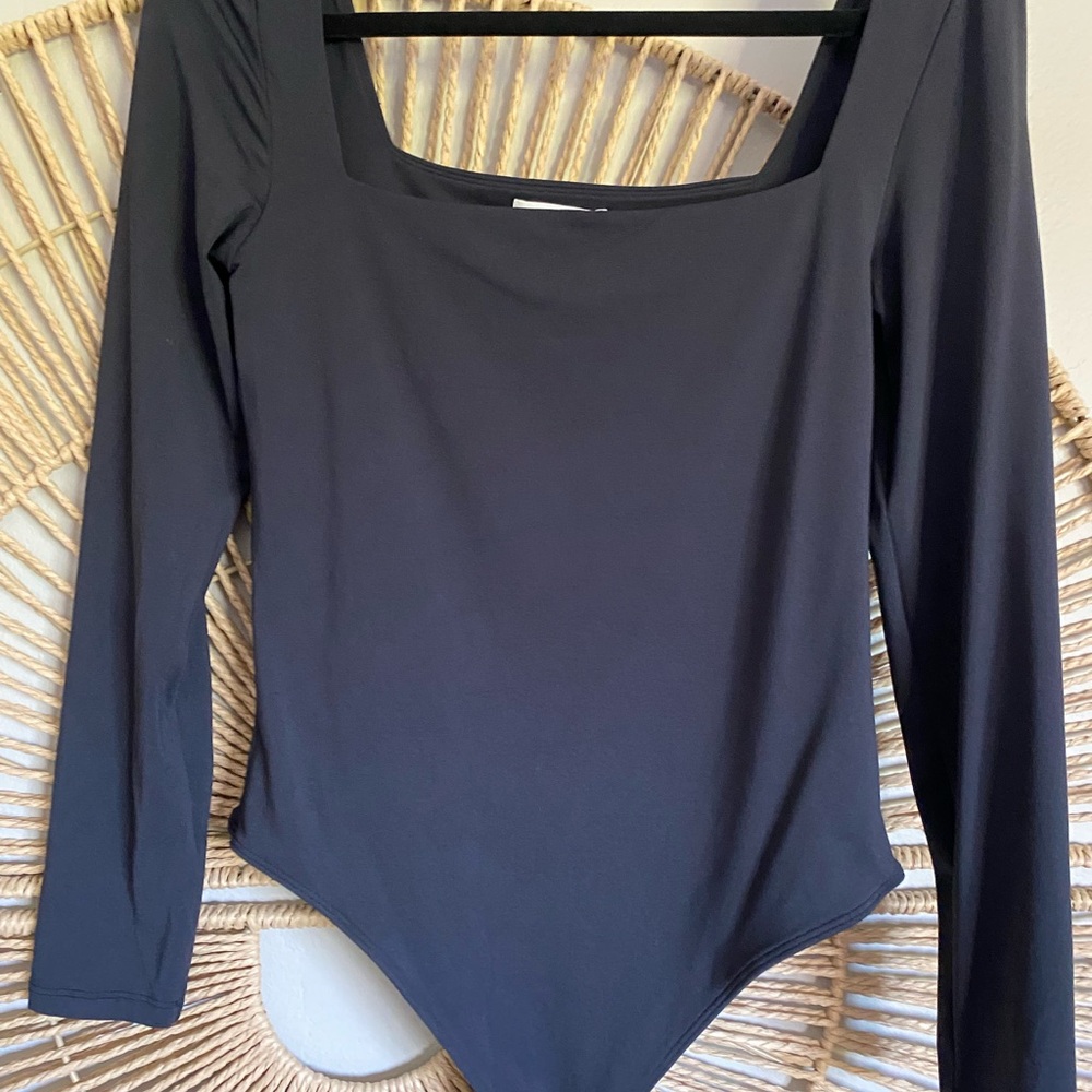 Aritizia Babaton Black Contour Long Sleeve Bodysuit Size L - Picture 2 of 4